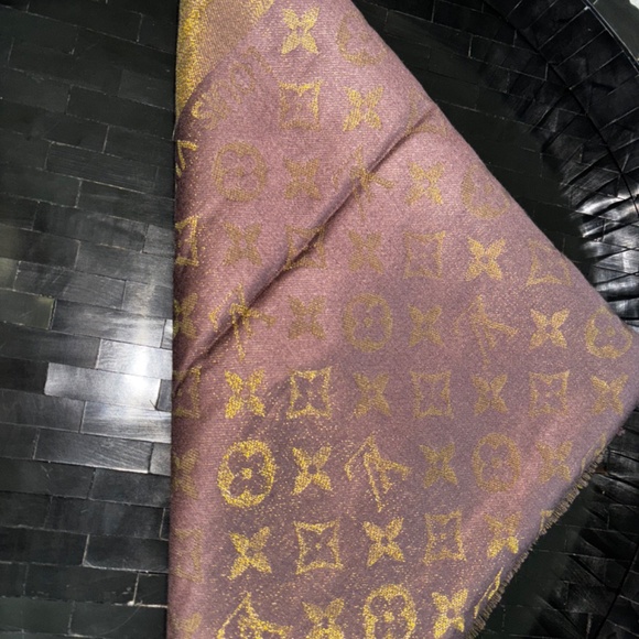 Louis Vuitton Monogramed Silk Shawl. 60% silk, 40% wool. - Picture 3 of 15